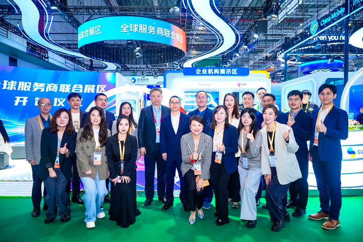 人力资源公司瓦力棋牌(中国)国际与友商一同在进博会服务贸易展区合照